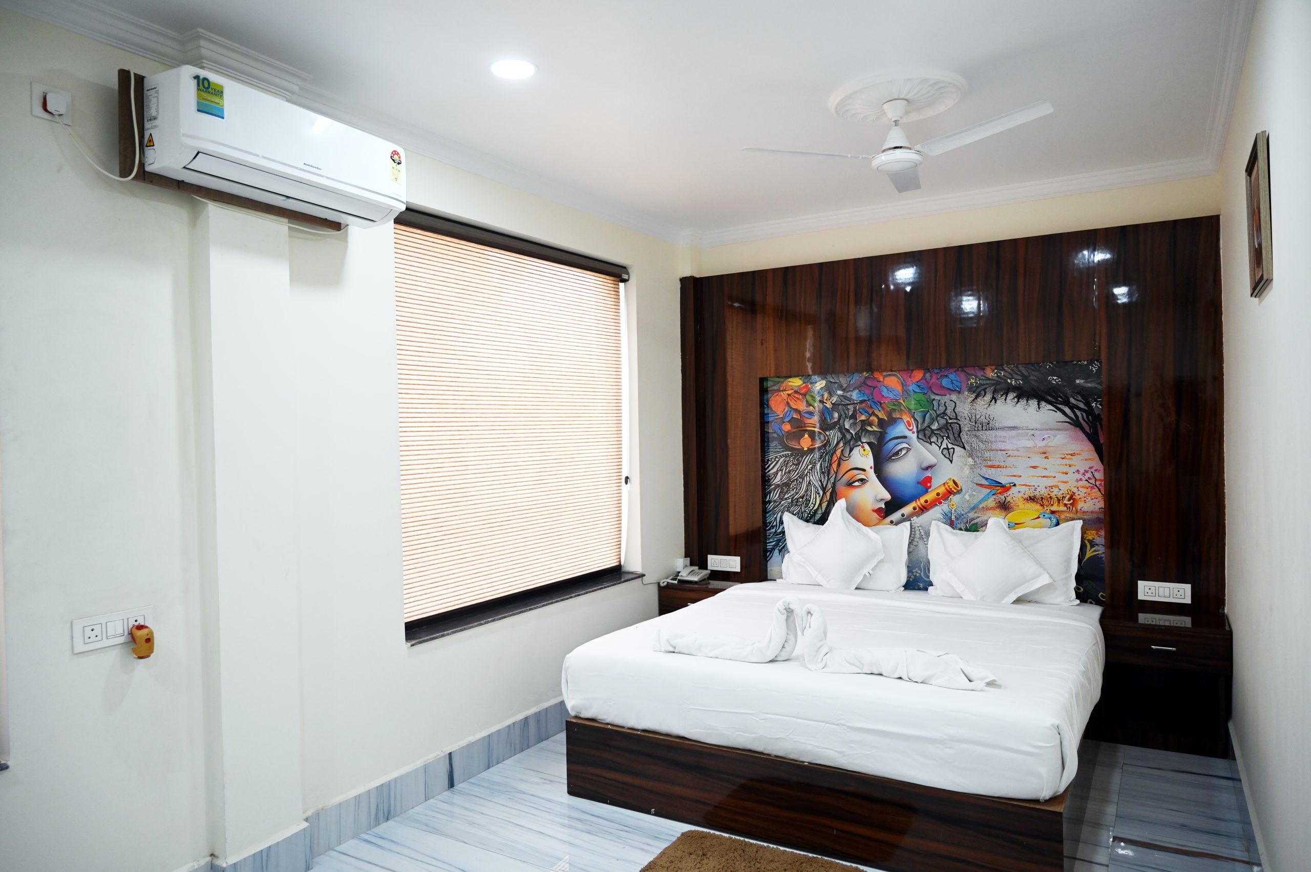 03/Luxury Room
